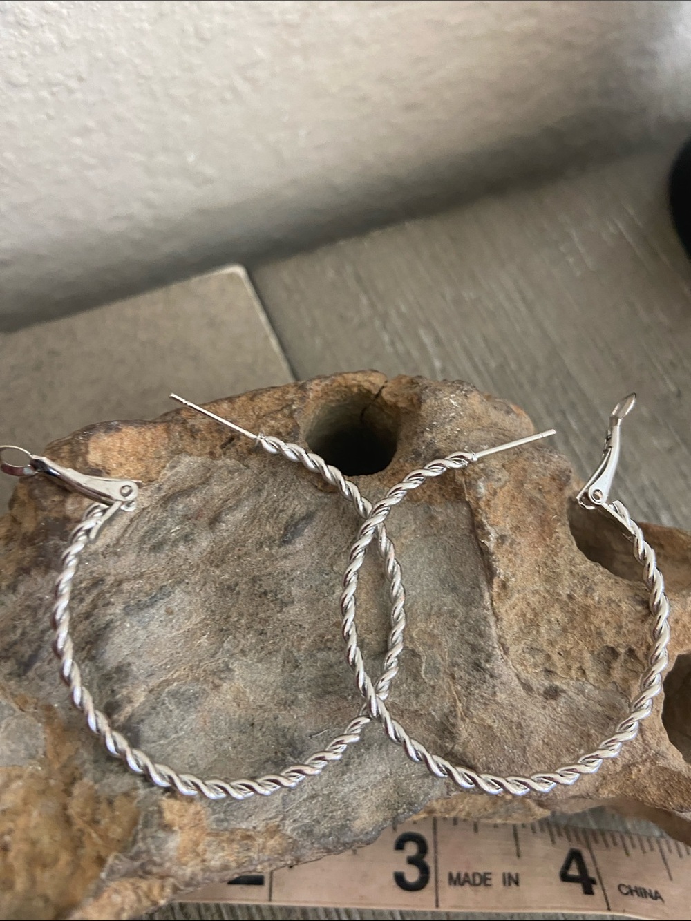 5/$10❤️❤️❤️New Silver Tone Twisted Hoop LeverBack Stud Earrings